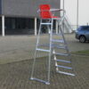 Scheidsrechterstoel met kuipzitting 8 Een aluminium scheidsrechtersstoel met een prima zitcomfort. Inclusief schrijftafel. Eenvoudig in te klappen en hierdoor gemakkelijk op te bergen.